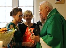 Anna Pawłowska (z lewej) i Małgorzata Podsiadła wręczyły ks. Wojciechowi Szaremu pamiątkową nutkę. Taką nutkę dostała także nasza redakcja
