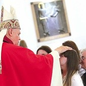 ▲	Sakramentu udzielił młodym biskup legnicki.