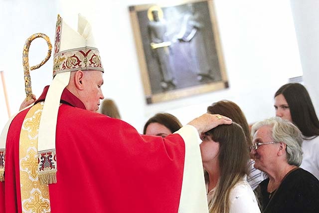 ▲	Sakramentu udzielił młodym biskup legnicki.
