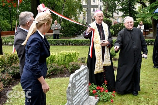 Biskup, siostrzeniec i władze miasta odsłoniły pamiątkową kamienną tablicę.