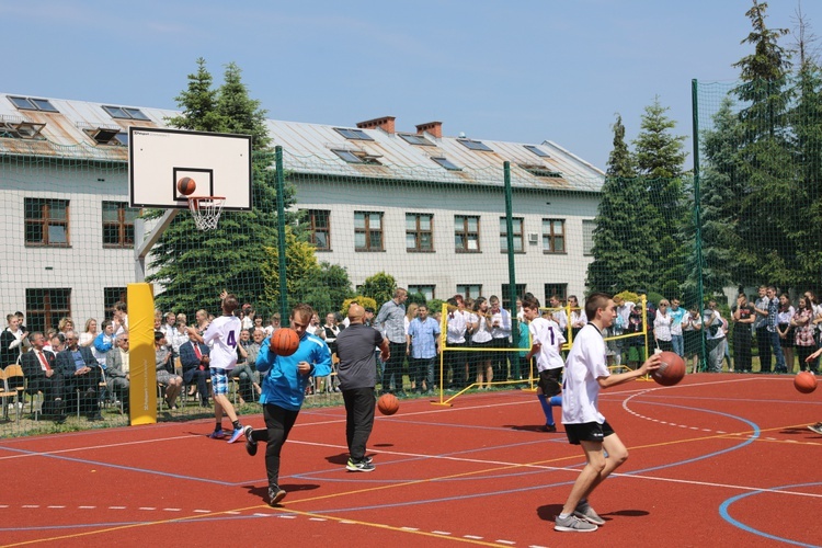 Poświęcenie boiska w ZSS nr 17 w Wapienicy