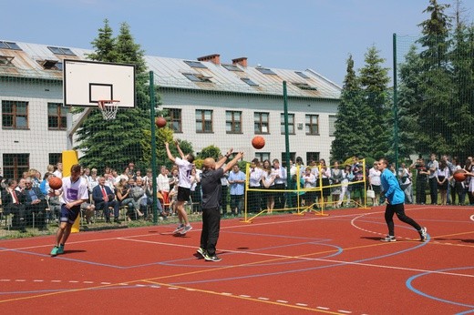 Poświęcenie boiska w ZSS nr 17 w Wapienicy