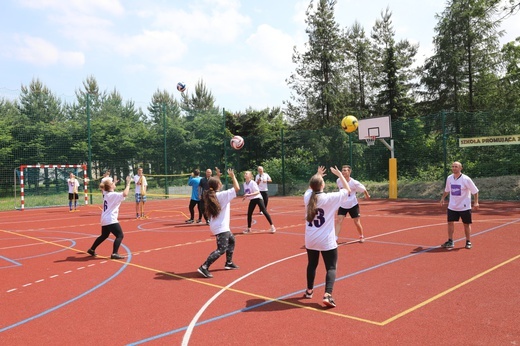 Poświęcenie boiska w ZSS nr 17 w Wapienicy