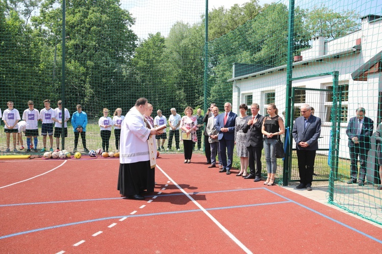 Poświęcenie boiska w ZSS nr 17 w Wapienicy