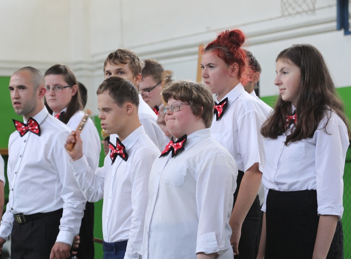 Poświęcenie boiska w ZSS nr 17 w Wapienicy