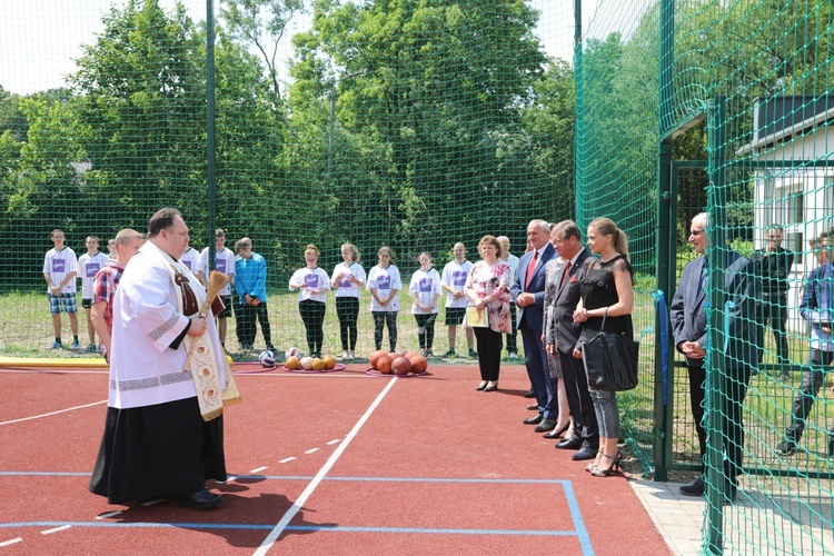 Poświęcenie boiska w ZSS nr 17 w Wapienicy