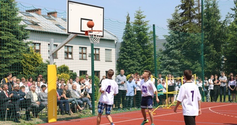 Radość z nowego boiska w Wapienicy