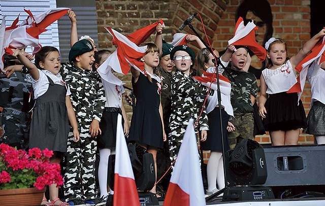 ▲	Najmłodsi na scenie amfiteatru im. Krzysztofa Klenczona w Domu Polonii.