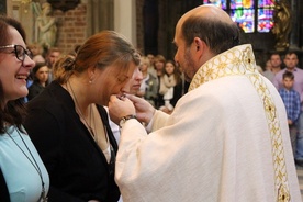 Magdalena Kubińska całuje pobłogosławiony wcześniej Krzyż Misyjny.