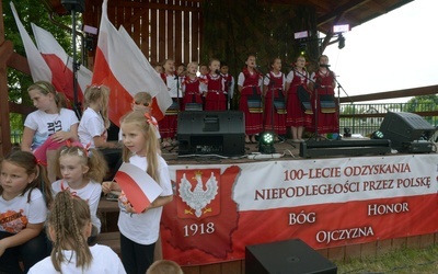 Na scenie w ogrodach plebańskich m.in. wystąpiły dzieci ze szkół w Jedlni i w Jaroszkach
