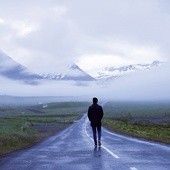 Człowiek na drodze. 
W tle wulkaniczne góry spowite mgłą.
25.06.2018 
Islandia, Sauðárkrókur