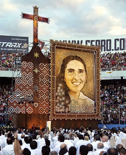 Beatyfikacja Chiquitungi odbyła się na stadionie Pablo Rojas w Asunción. To było wielkie święto w Paragwaju. Obraz beatyfikacyjny został wykonany z paciorków kilkudziesięciu tysięcy różańców.