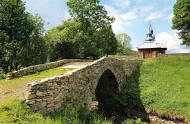 Gdy w czasach stalinowskich ruszyły ciężkie maszyny,  by rozebrać cerkiew, olchowczanie położyli się  na kamieniach mostu.