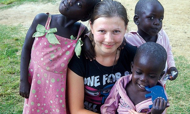 Z dziećmi podczas wyjazdu misyjnego do Ugandy.