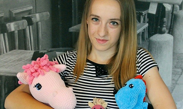 Natalia Pęszyńska robi na szydełku zabawki dla swojej córki. Teraz podzieli się nimi z dziećmi z Czarnego Lądu. 