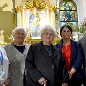 Wspólne zdjęcie dawnych i współczesnych pielgrzymów wraz z proboszczem parafii.