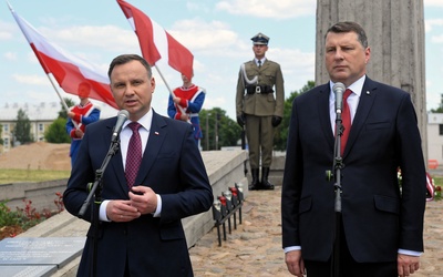 Prezydenci Polski i Łotwy oddali hołd Polakom poległym w walkach z bolszewikami