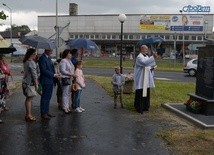 Tablicę poświęcił ks. Piotr Giemza, wikariusz parafii kolegiackiej w Opocznie