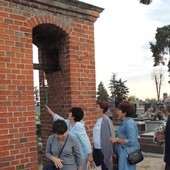 Przed wyjściem z cmentarza wierni dzwonkiem uczcili pamięć swoich przodków