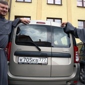 O. Andrian (z lewej) i br. Adam przyjechali do Polski rosyjską Ładą. Trasa wiodła przez Łotwę i Litwę