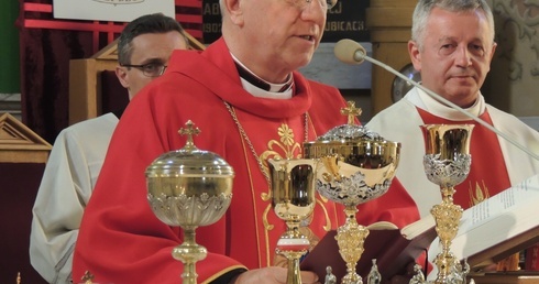 Ordynariusz łowicki bp Andrzej F. Dziuba i ks. Wiesław Frelek, proboszcz parafii w Żychlinie