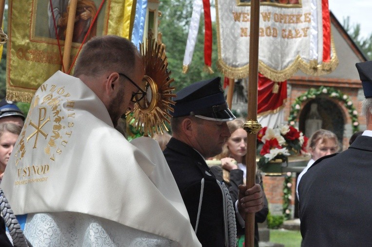 Ks. Maciej niesie Najświętszy Sakrament