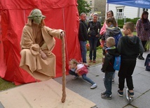 A że film to także sztuka efektów specjalnych, na pikniku pojawił się mistrz Yoda z "Gwiezdnych wojen"