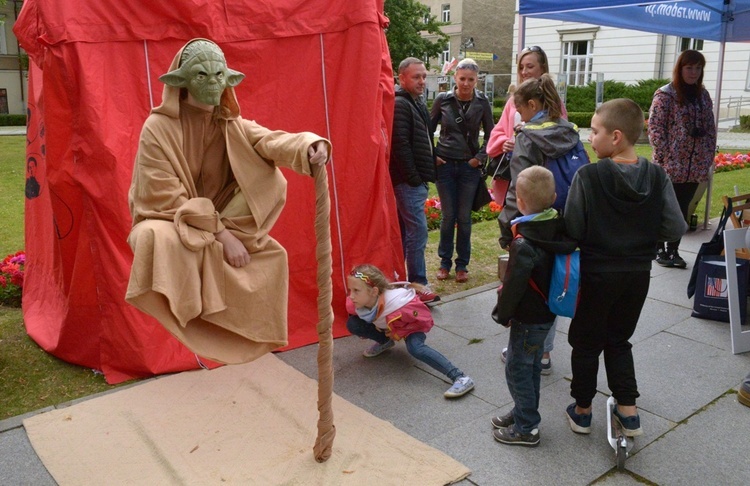 A że film to także sztuka efektów specjalnych, na pikniku pojawił się mistrz Yoda z "Gwiezdnych wojen"