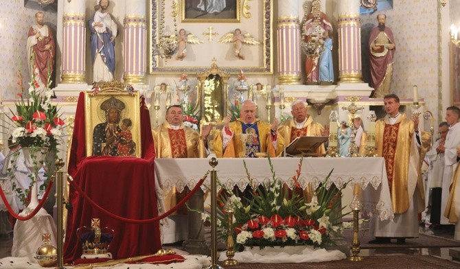 Matka Boża w Rajczy: z koroną i królewskim berłem 