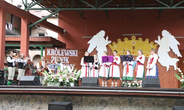 Matka Boża w Rajczy: z koroną i królewskim berłem 