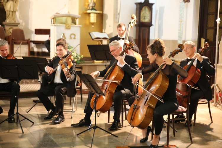 Koncert muzyki w Ożarowie 