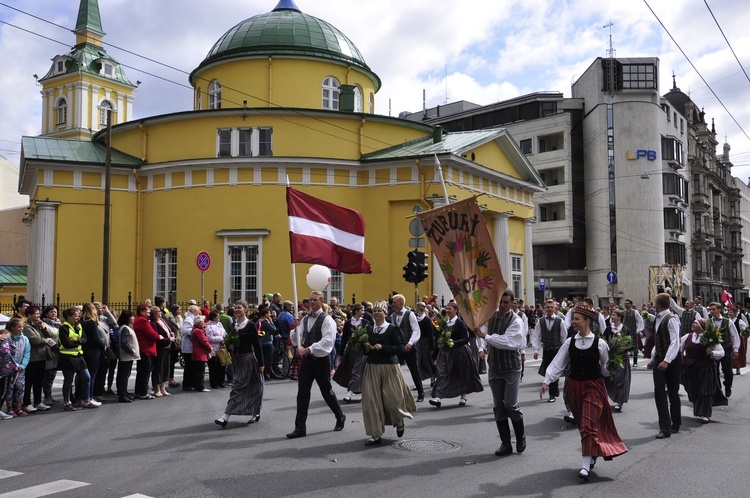 Łotwa śpiewa i tańczy