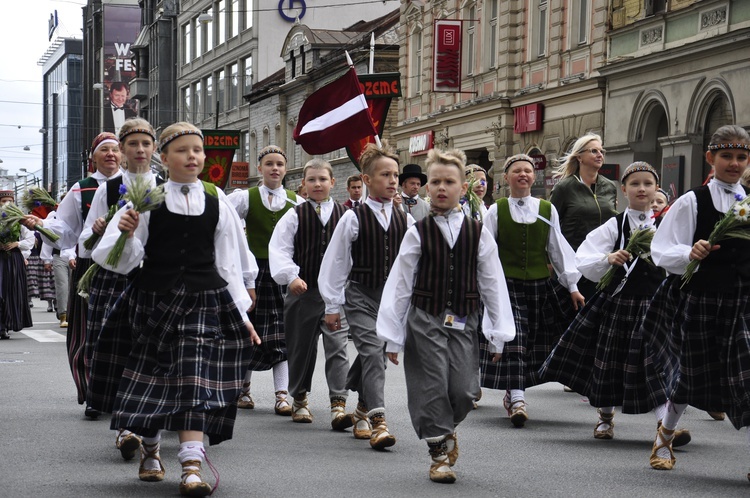 Łotwa śpiewa i tańczy