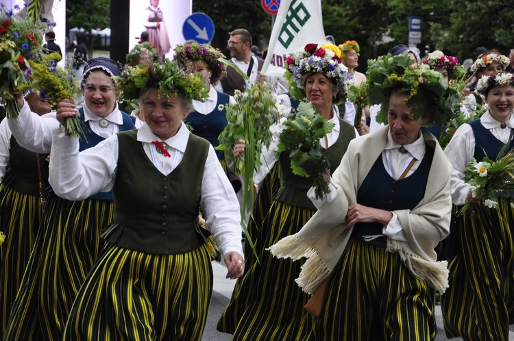 Łotwa śpiewa i tańczy