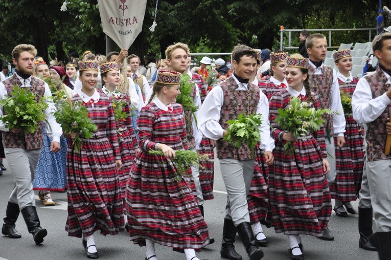 Łotwa śpiewa i tańczy