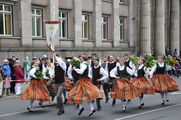 Łotwa śpiewa i tańczy