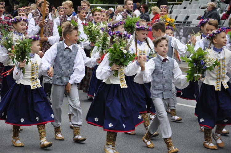 Łotwa śpiewa i tańczy