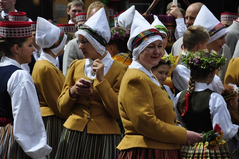 Łotwa śpiewa i tańczy