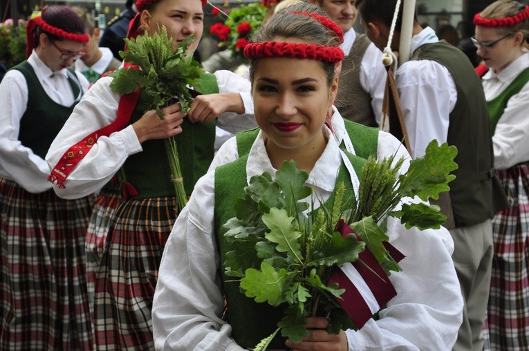 Łotwa śpiewa i tańczy