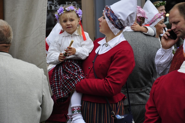 Łotwa śpiewa i tańczy