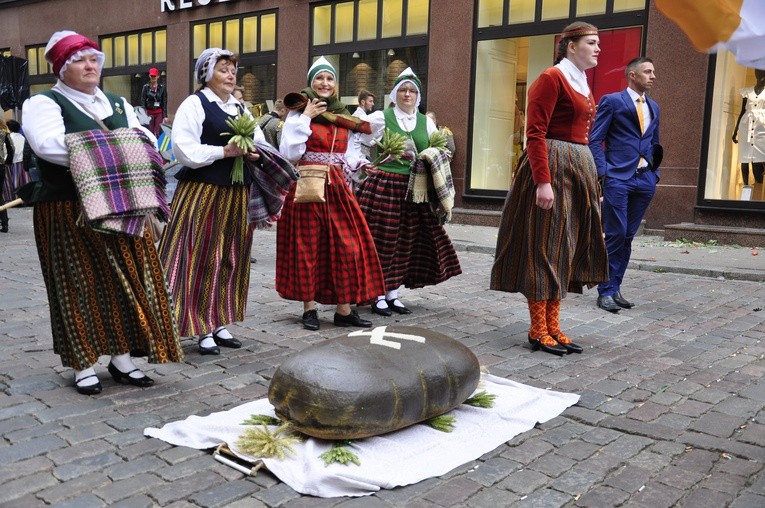 Łotwa śpiewa i tańczy