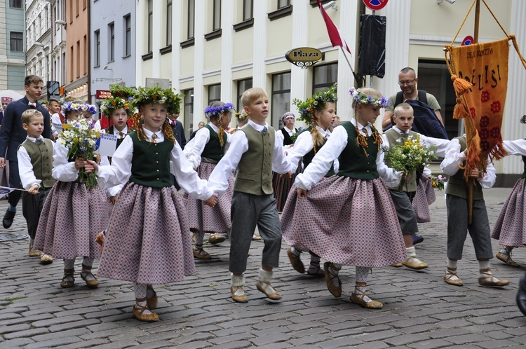 Łotwa śpiewa i tańczy