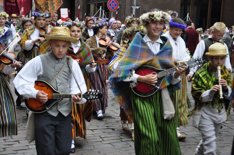 Łotwa śpiewa i tańczy