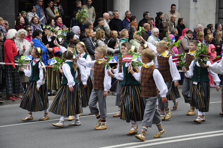 Łotwa śpiewa i tańczy