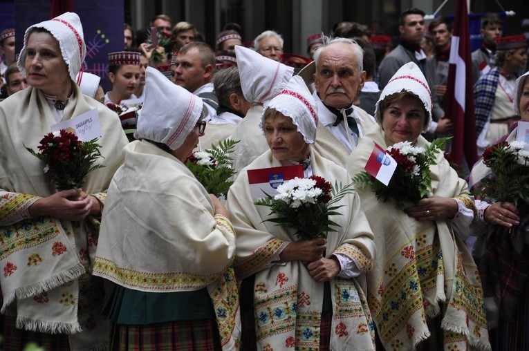 Łotwa śpiewa i tańczy