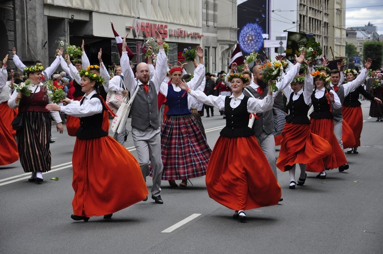 Łotwa śpiewa i tańczy