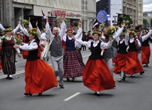 Łotwa śpiewa i tańczy