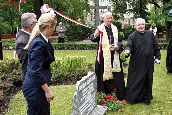 Biskup, siostrzeniec nieżyjącego kapłana i przedstawiciele władz miasta odsłonili tablicę pamiątkową.