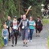 W małej grupie idzie się nieco inaczej niż w dużej, jak np. na Jasną Górę.