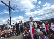 Nabożeństwo przy krzyżu na Buczniku w Piwnicznej jako żywo przypomina czas misyjnego budzenia sumień i poczucia narodowej tożsamości.